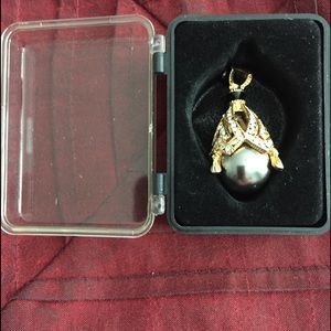 BEAUTIFUL 10K GOLD PENDANT.